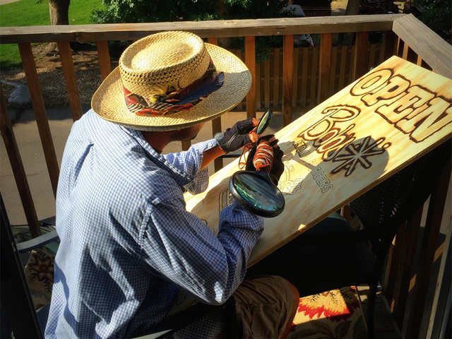 Ο Μάικ Παπαδάκης κάνει τέχνη, χρησιμοποιώντας μεγεθυντικό φακό