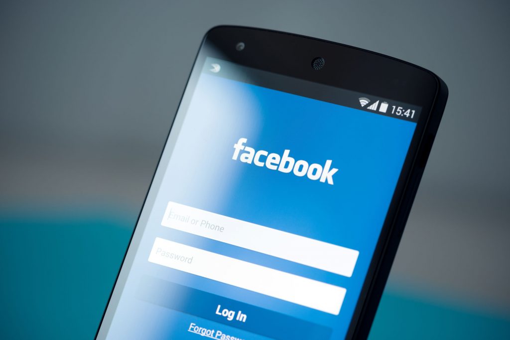 Το Facebook μοιράστηκε προσωπικά δεδομένα με τέσσερις κινεζικές εταιρείες
