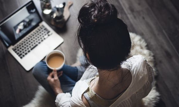 Γιατί διέγραψε τις φίλες της από το Facebook: Ένα άρθρο με το βλέμμα στα παιδιά