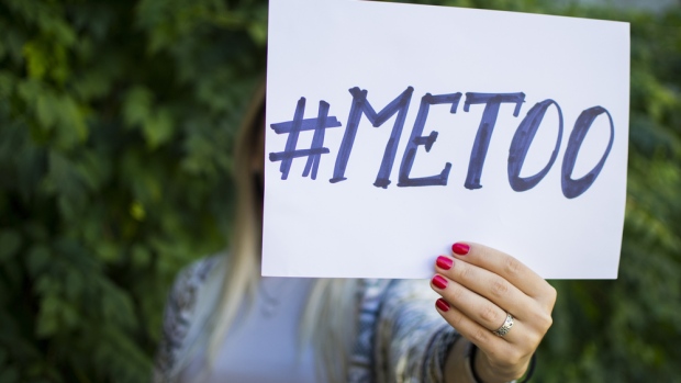 #metoo: το hashtag που έβγαλε χιλιάδες Γάλλους στους δρόμους
