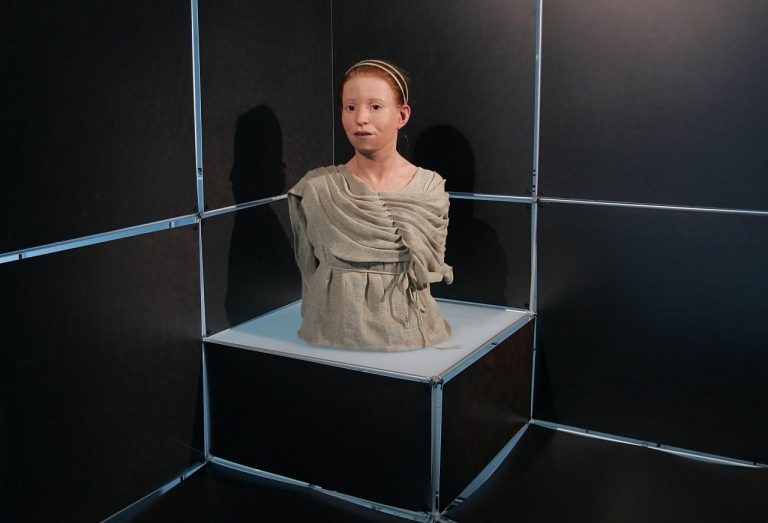 Παρουσιάζεται η αναμνηστική σειρά γραμματοσήμων «Μύρτις»