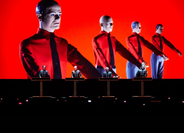 Kraftwerk: Οι «πατέρες» της ηλεκτρονικής μουσικής βραβεύτηκαν 50 χρόνια μετά την ίδρυσή τους