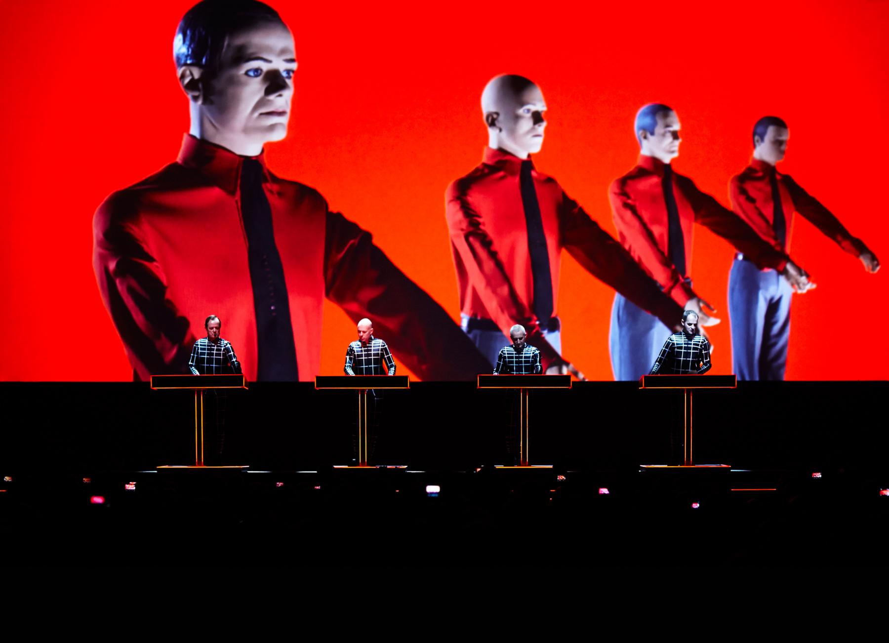 Kraftwerk: Οι «πατέρες» της ηλεκτρονικής μουσικής βραβεύτηκαν 50 χρόνια μετά την ίδρυσή τους