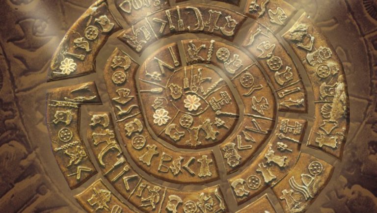 Ένας Βρετανός διαβάζει τον δίσκο της Φαιστού