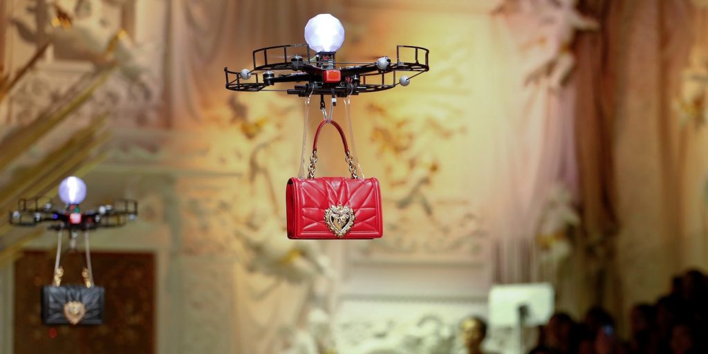 Οι Dolce & Gabbana έβαλαν τα drones στην πασαρέλα (vid)