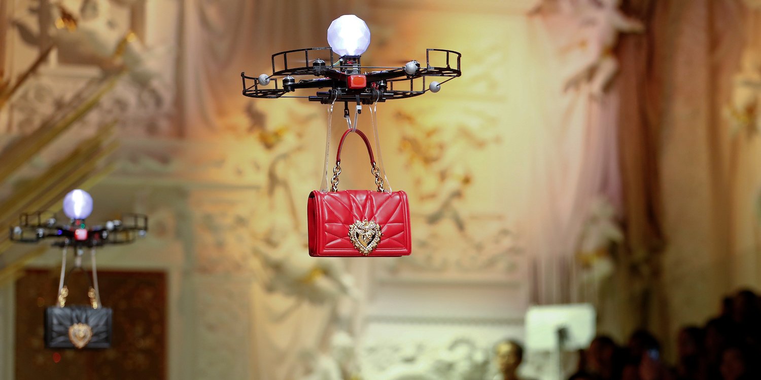 Οι Dolce & Gabbana έβαλαν τα drones στην πασαρέλα (vid)