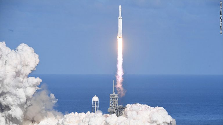 Εκτοξεύτηκε με επιτυχία ο Falcon Heavy της Space X (vid)