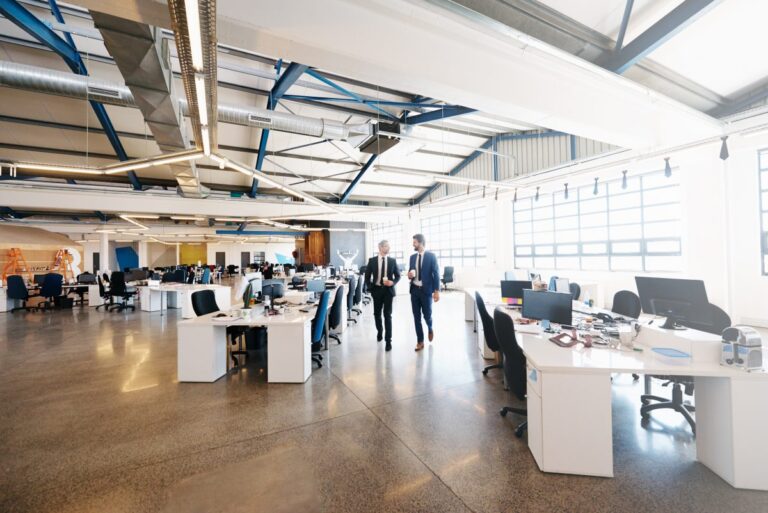 PwC: Οπισθοδρομούν τεχνολογικά οι ελληνικές επιχειρήσεις