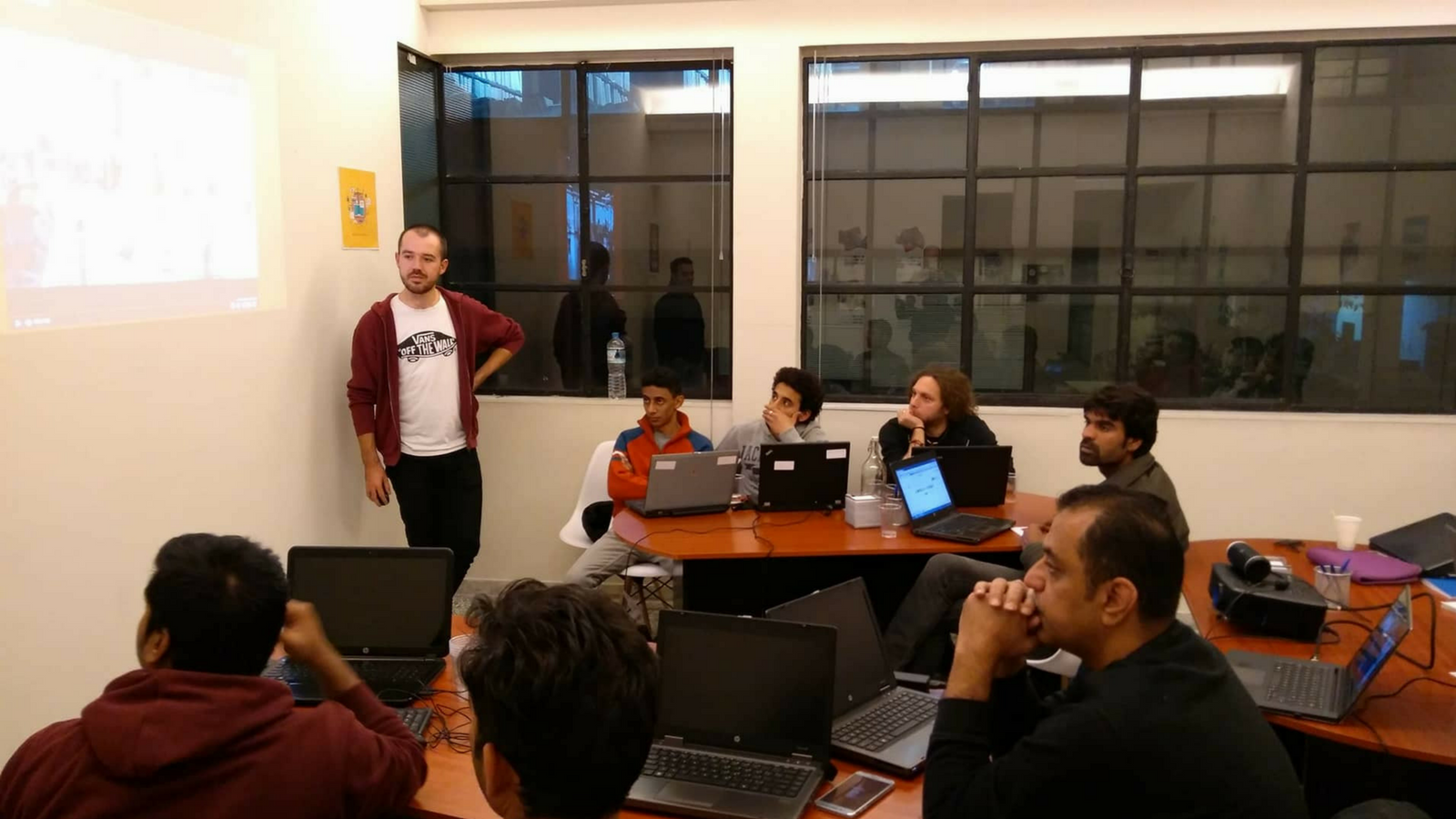 H  Social Hackers Academy μαθαίνει προγραμματισμό στους μετανάστες