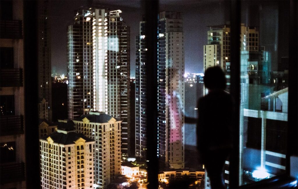 Μία γενιά εγκλωβισμένη σε δύο παράλληλους κόσμους