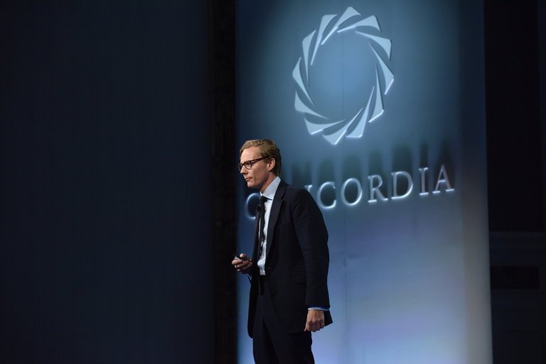 Ένταλμα έρευνας στα γραφεία της Cambridge Analytica – Ο ιδρυτής του Facebook καλείται στο Κογκρέσο (vid)