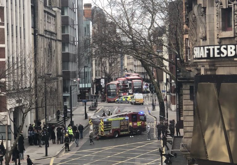 Έφοδος στα γραφεία της Cambridge Analytica – Στο Κογκρέσο κλήθηκε ο Ζάκερμπεργκ