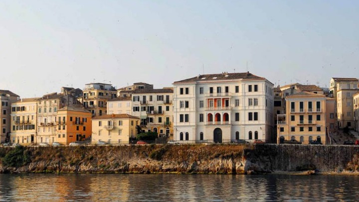 Το Airbnb «διώχνει» φοιτητές, εκπαιδευτικούς και γιατρούς από την Κέρκυρα