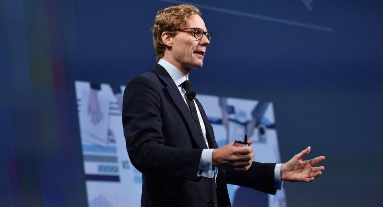 Εξαπατημένο δηλώνει το Facebook, απομακρύνθηκε ο «ισχυρός άνδρας» της Cambridge Analytica