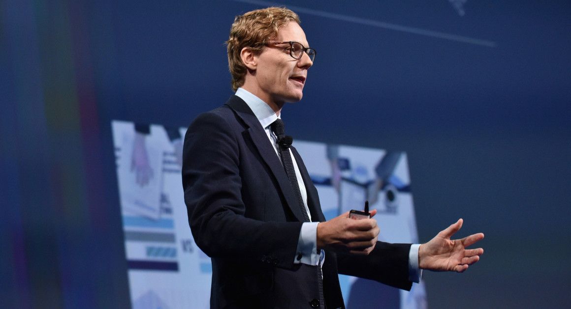 Εξαπατημένο δηλώνει το Facebook, απομακρύνθηκε ο «ισχυρός άνδρας» της Cambridge Analytica