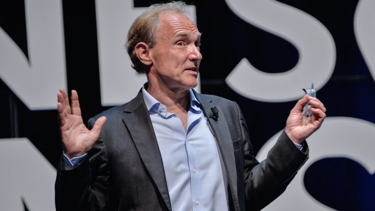 O «πατέρας» του Ίντερνετ προειδοποιεί: όρια στην GAFA για ελεύθερο διαδίκτυο