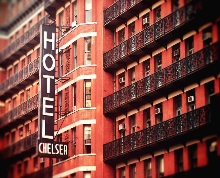 Στο σφυρί 55 πόρτες του θρυλικού Chelsea Hotel