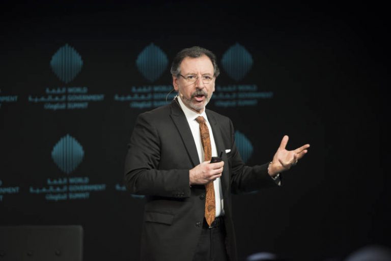 Θωμάς Κουλόπουλος: «Τα παιδιά σήμερα γεννιούνται με ένα κινητό στο χέρι»