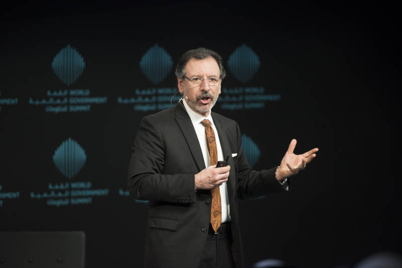 Θωμάς Κουλόπουλος: «Τα παιδιά σήμερα γεννιούνται με ένα κινητό στο χέρι»