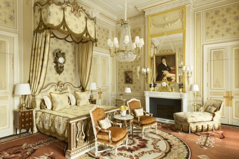 Tο Ritz Paris βγάζει την επίπλωσή του σε δημοπρασία