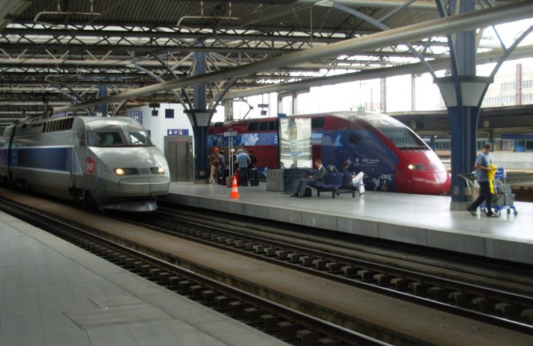 Η «μαύρη Τρίτη» των μεταφορών καθηλώνει τρένα και αεροπλάνα