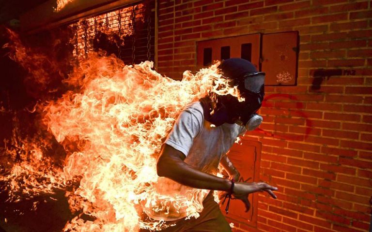 Φωτογραφία της χρονιάς ο φλεγόμενος διαδηλωτής
