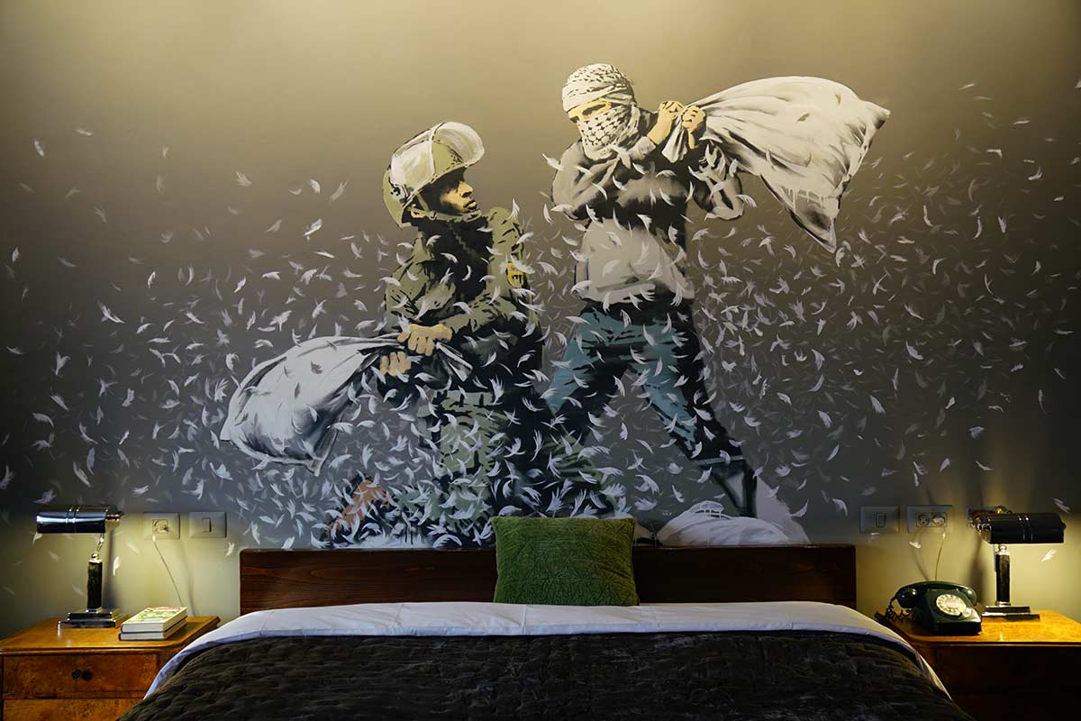 Σουβενίρ από το «The Walled Off Hotel» του Banksy (pics)