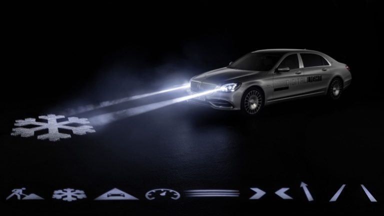 Εντυπωσιάζουν τα νέα ψηφιακά φώτα της Mercedes