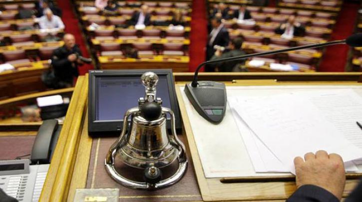 Εγκρίθηκε το άρθρο 8 για τη δυνατότητα αναδοχής από ομόφυλα ζευγάρια – Τι προβλέπει