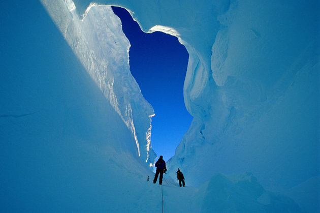 Ανακαλύφθηκαν τρία γιγάντια φαράγγια στους πάγους της Ανταρκτικής