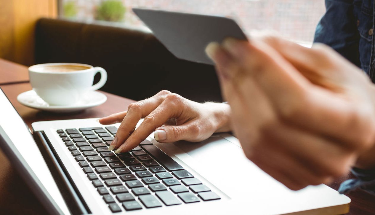 Οι Έλληνες έμαθαν να χρησιμοποιούν πιστωτική κάρτα