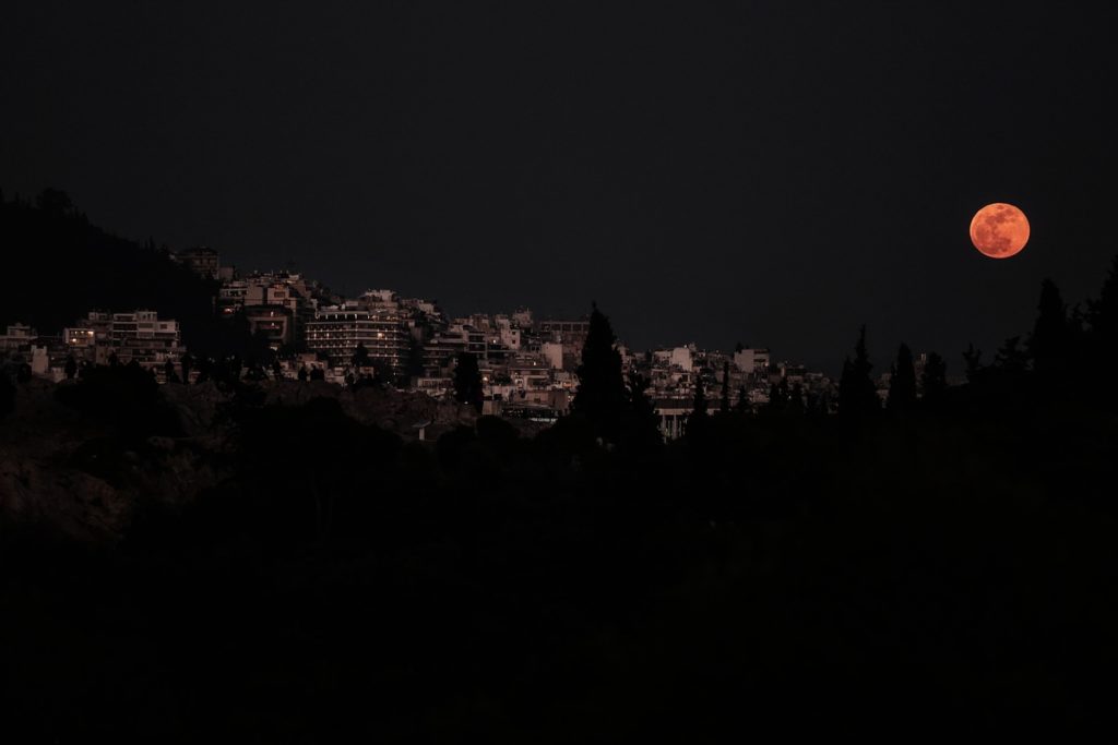 Το «ματωμένο φεγγάρι», η μεγαλύτερη σεληνιακή έκλειψη του 21ου αιώνα