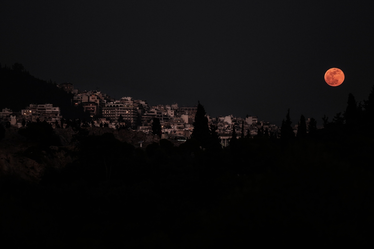 Το «ματωμένο φεγγάρι», η μεγαλύτερη σεληνιακή έκλειψη του 21ου αιώνα