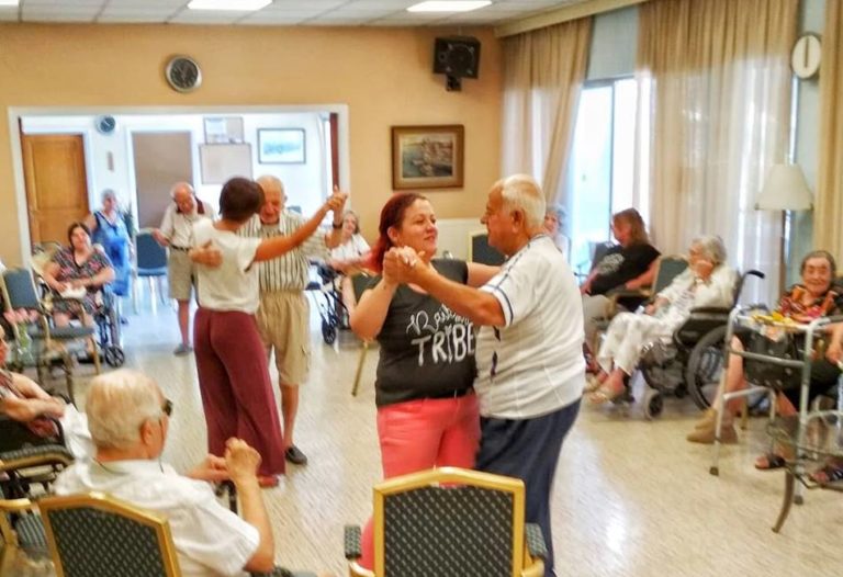 Μια ομάδα θεάτρου ξαναδίνει το χαμόγελο στους ανθρώπους της τρίτης ηλικίας