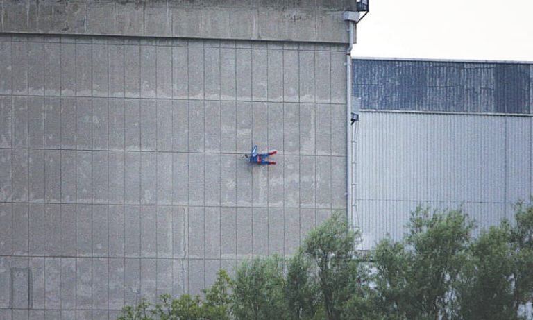 H Greenpeace έριξε μη επανδρωμένο αεροσκάφος σε πυρηνικό σταθμό (vid)