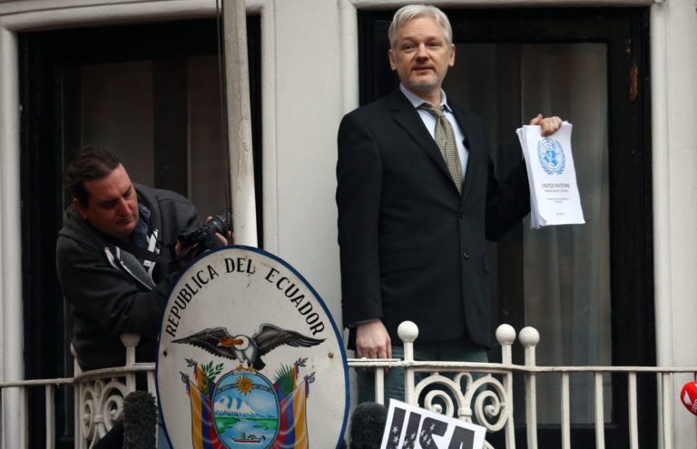 Ο Ισημερινός δίνει ξανά Ίντερνετ στον Τζούλιαν Ασάνζ