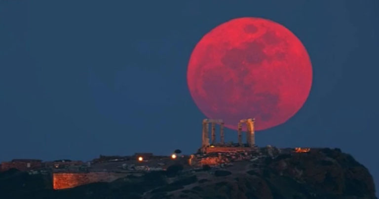Έρχεται το μεγαλύτερο «ματωμένο φεγγάρι» του 21ου αιώνα