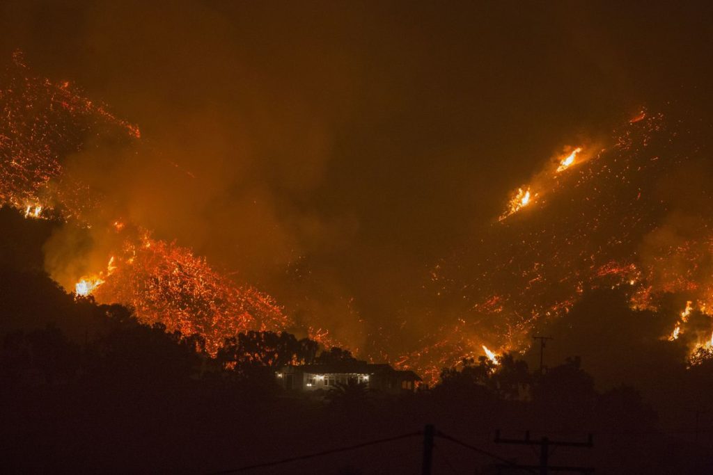 Η πυρκαγιά της Καλιφόρνια διώχνει 7.000 ανθρώπους από τα σπίτια τους