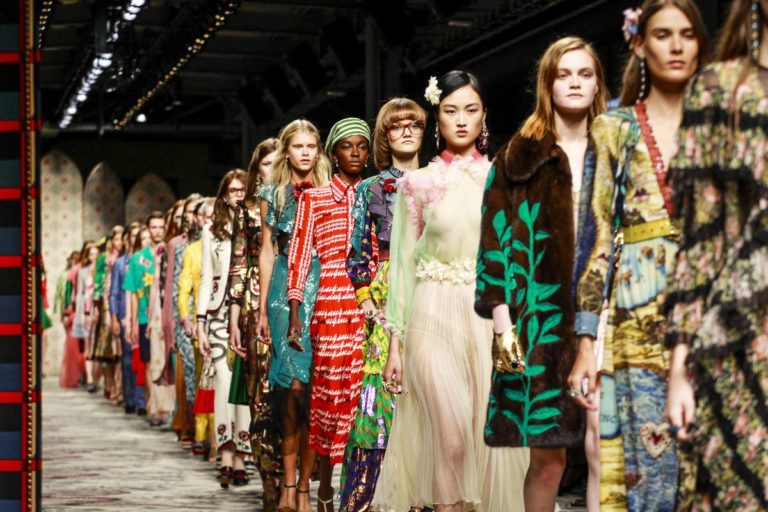 Γιατί οι γυναίκες δεν φοράνε πλέον μαύρα