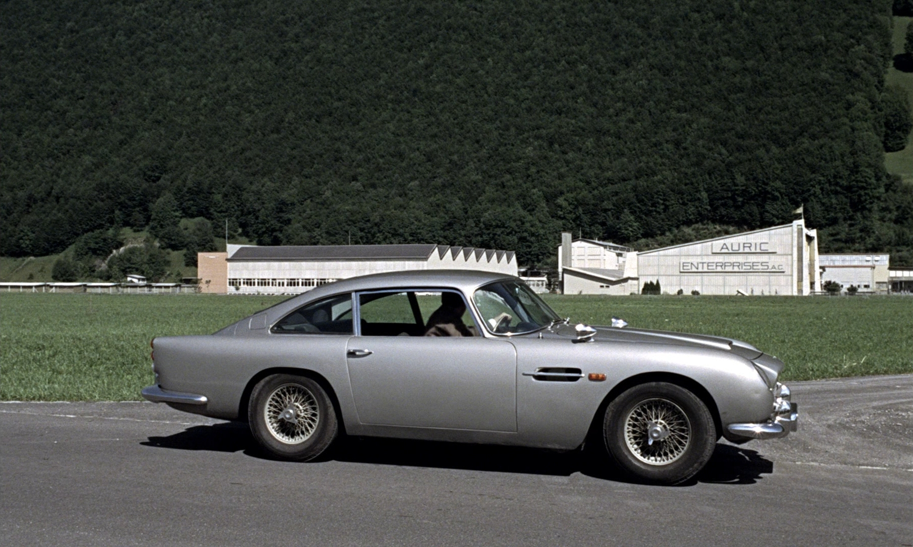 Σε δημοπρασία 25 Aston Martin του «Χρυσοδάκτυλου» Τζέιμς Μποντ