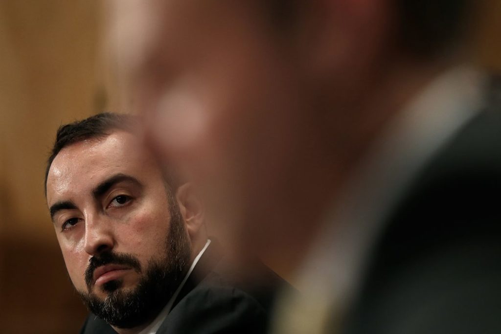 Άλεξ Στάμος: Στο έλεος των χάκερ οι ενδιάμεσες εκλογές των ΗΠΑ