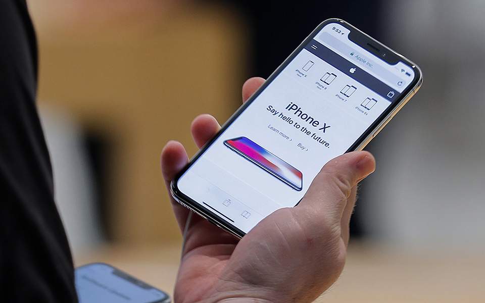 Ρωσία: 3.185 ευρώ πωλείται μία… θέση στην ουρά για την αγορά το υ νέου iPhone