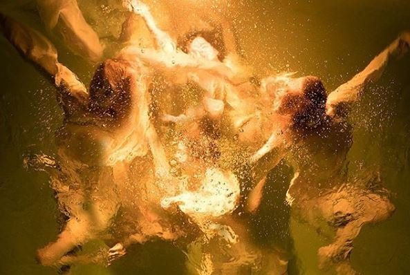 «Μούσες» κάτω από το φως και το νερό