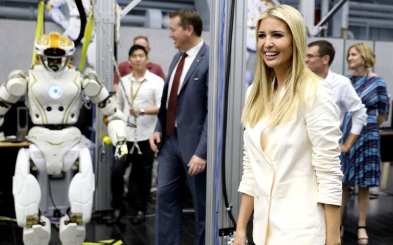 Στο αρχηγείο της NASA η Ιβάνκα Τραμπ