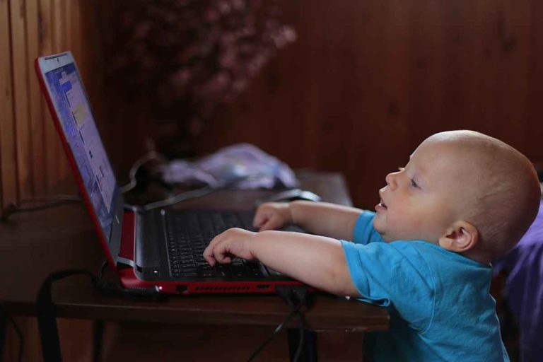 Ο υπερβολικός χρόνος μπροστά στην οθόνη «σκοτώνει» τη φαντασία των παιδιών