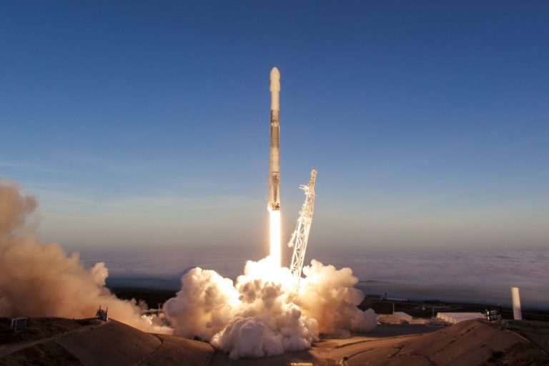 H  Space X έστειλε σε τροχιά 64 δορυφόρους