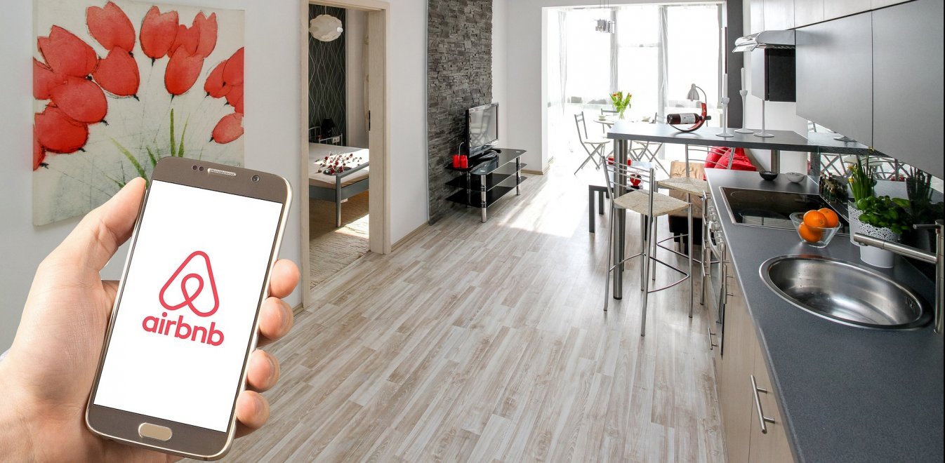 Airbnb: Υψηλά πρόστιμα για όσους εκµισθώνουν ακίνητα εκτός πλατφόρμας