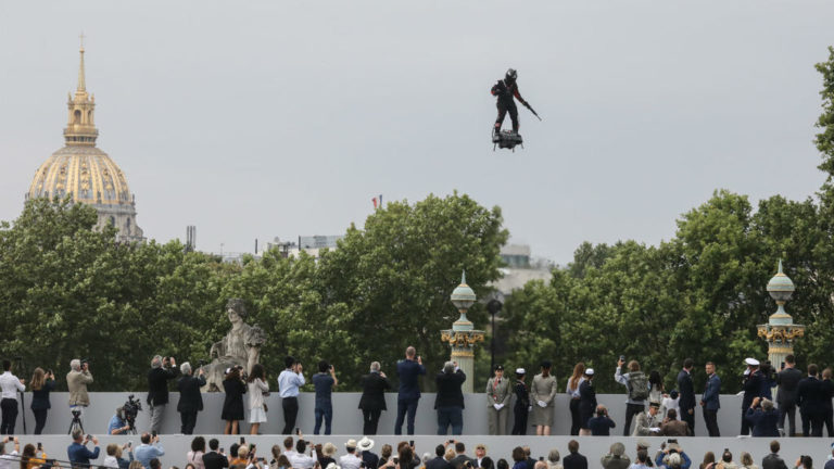 Γάλλος εφευρέτης πέταξε με flyboard πάνω από τα κεφάλια των Ευρωπαίων ηγετών