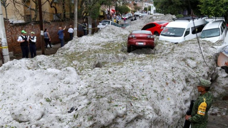 Χαλάζι έφτασε το ένα μέτρο και «έθαψε» την Γουαδαλαχάρα