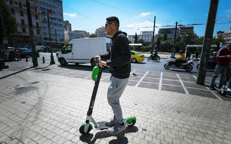 Μπαίνουν κανόνες για τα ηλεκτρικά πατίνια